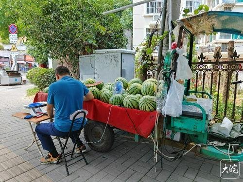 摆摊小贩子吃瓜,摆摊吃瓜趣事多