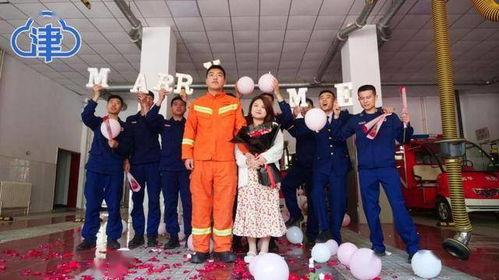 现场众人吃瓜图片高清,高清瓜果盛宴，众人共享欢乐时光